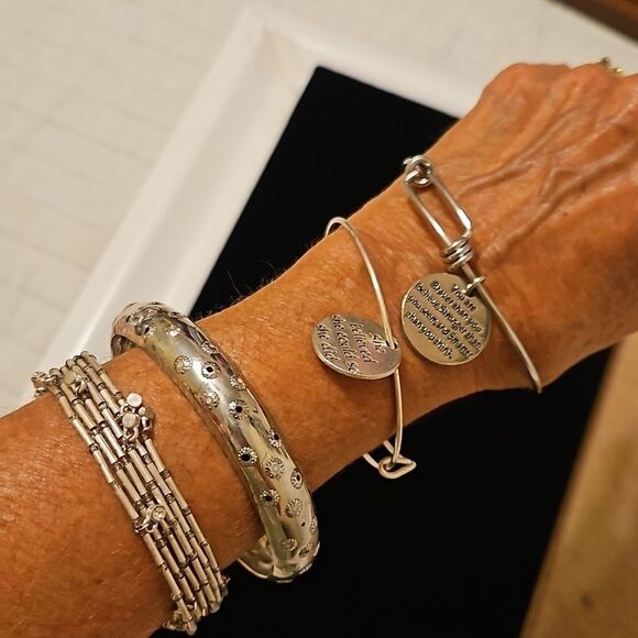 Lot of 4 silvertone bracelets - Picture 11 of 11